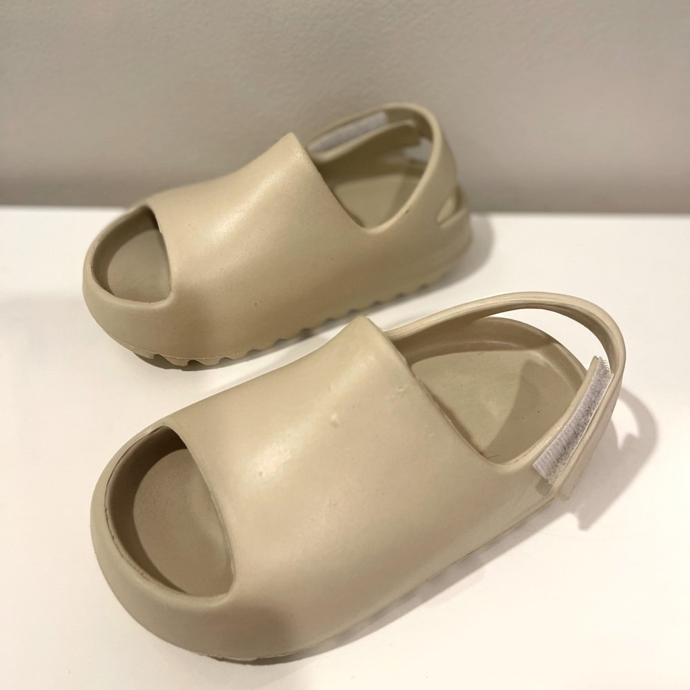 Toddler girls and boys slides. Beige. Size 7.5-8.